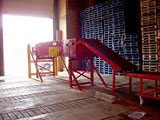 Boom conveyor for loading docks